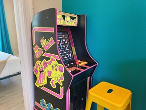 A retro arcade machine with a maze game, a joystick, and a score display. - Heart of Tobin Hill! Walk to The Pearl, River Walk! King Bed, Pac-Man, Sleeps 4 (San Antonio)