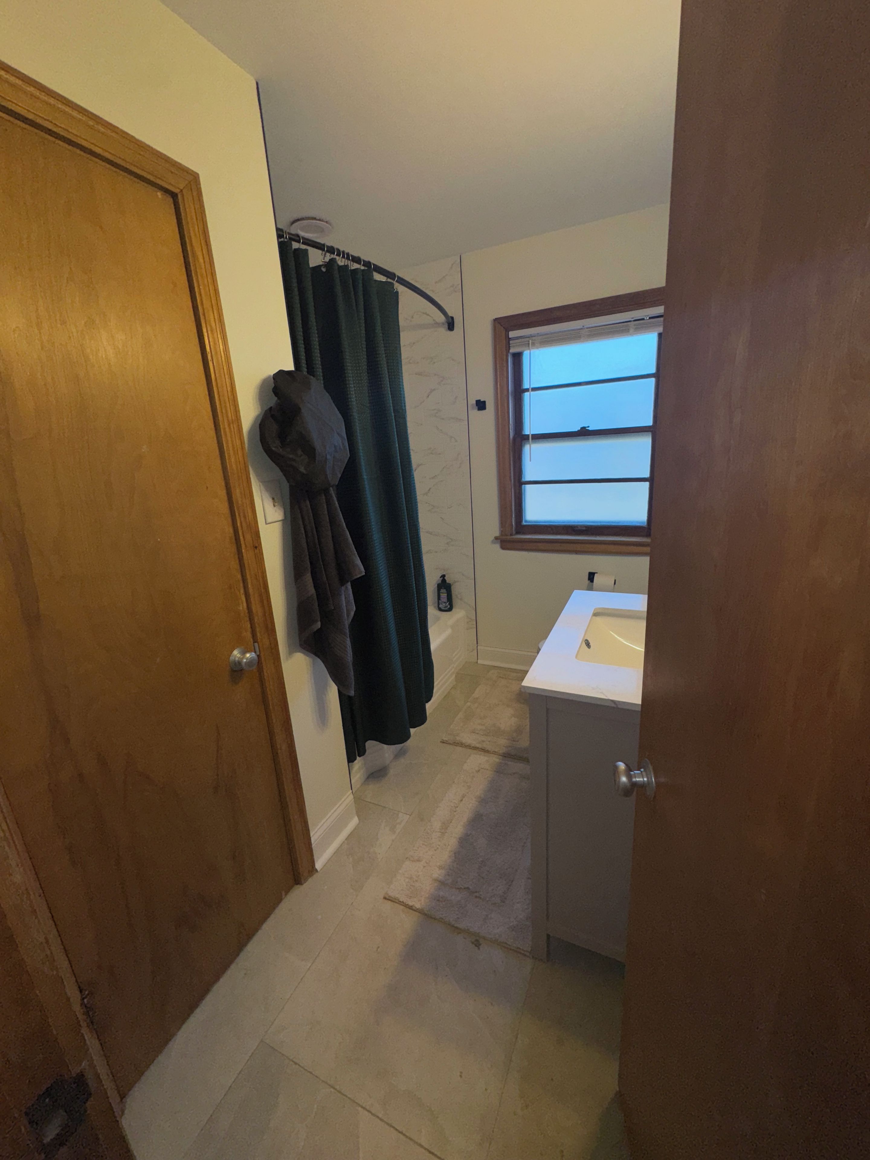 Une salle de bain avec une douche, des toilettes et un lavabo.