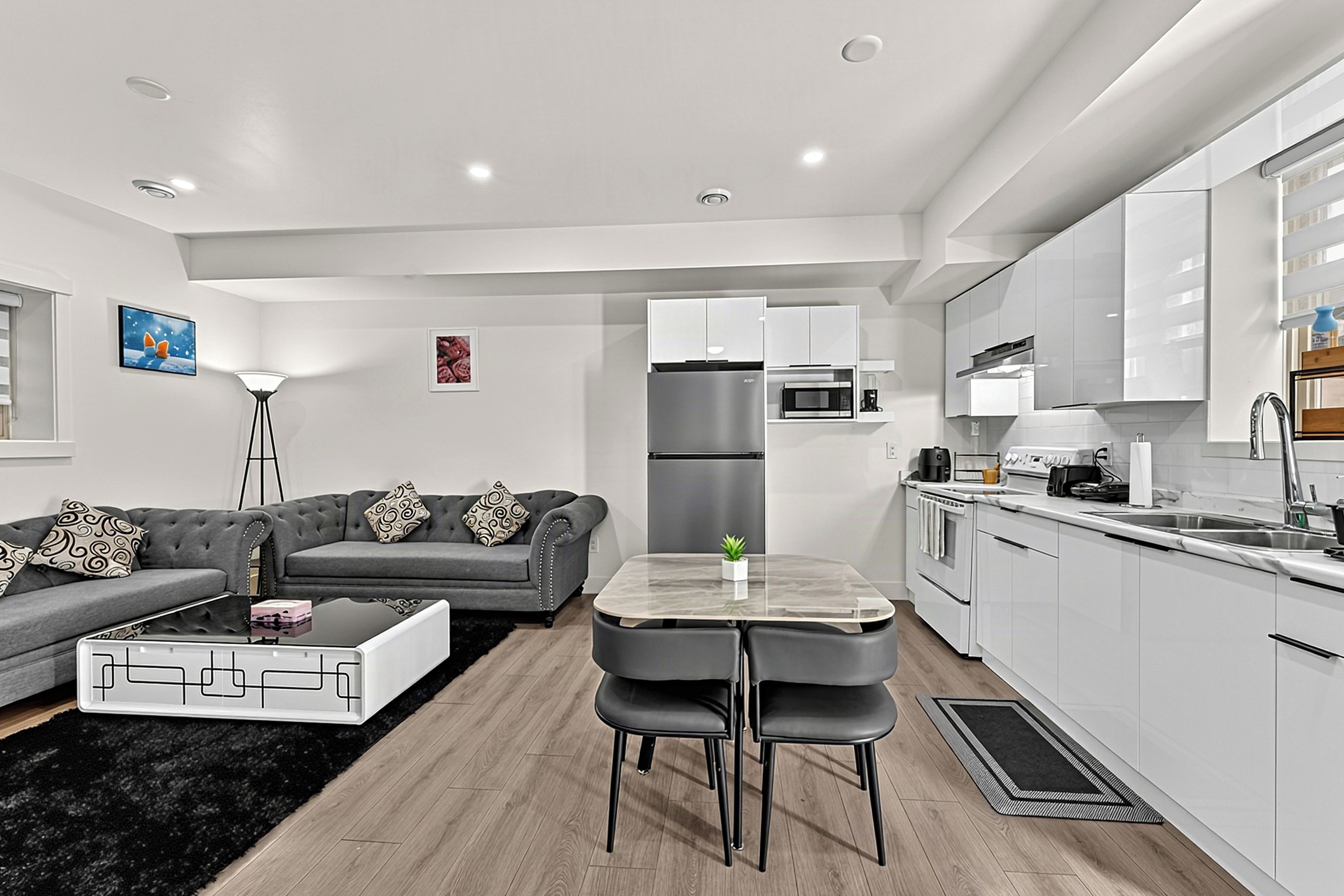 Un apartamento moderno con comedor, cocina y sala de estar.
