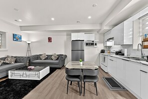 A modern apartment with a dining area, kitchen, and living room. - Cozy private basemen suite in surrey (Surrey)