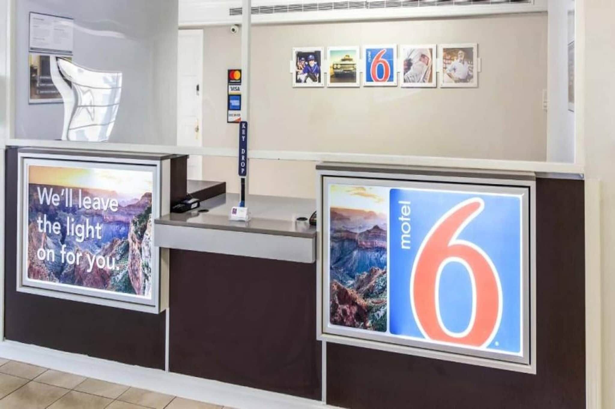 Ein Empfangstresen mit einem digitalen Bildschirm, der ein Motel bewirbt.