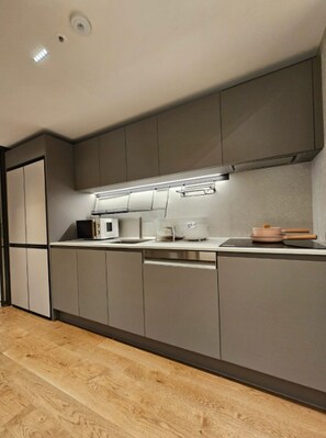 Private kitchen - Charming 2-bedroom apartment with AC in vibrant Seoul (Seoul)