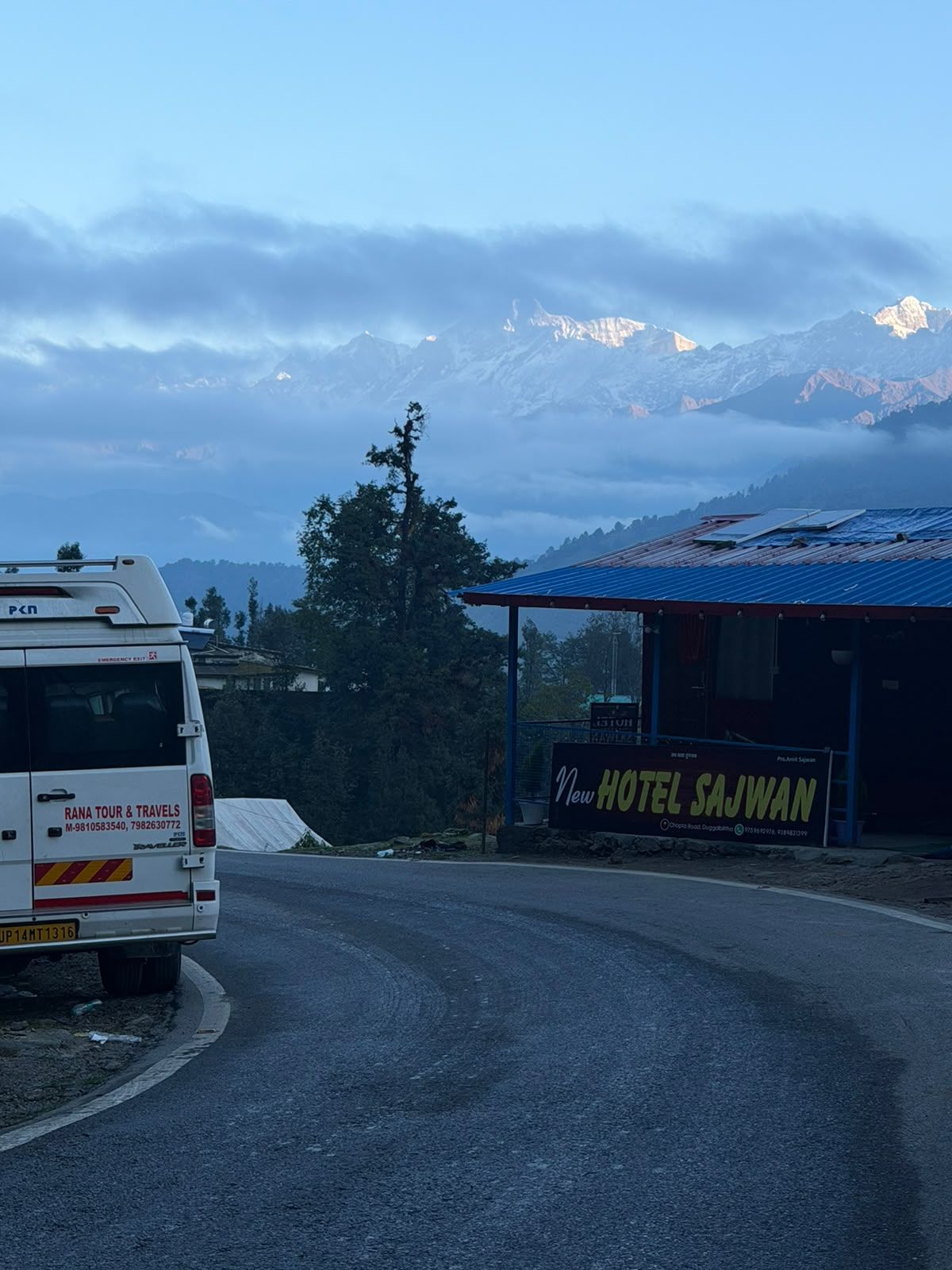 Un fourgon blanc était garé devant un immeuble sur lequel on pouvait lire une enseigne indiquant « New Hotel Sajwan ».