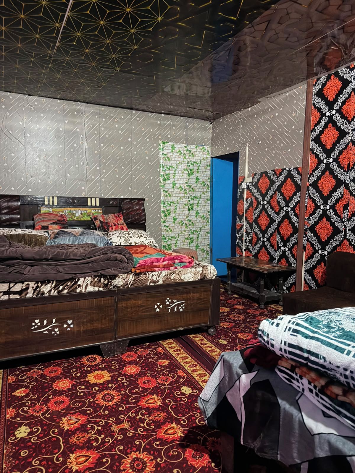 Une chambre à coucher comprenant un lit, une table de chevet, une commode et un tapis à motifs.