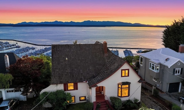 Exterior - Upper-Floor Private 1BR Suite with Epic Views (Seattle)