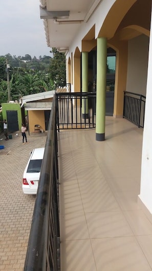 Ein Gebäude mit überdachtem Balkon, Säulen und einem ehrfurchtgebietenden Eingang.