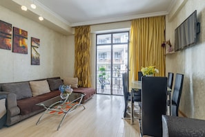 Una sala de estar moderna con sofá, mesa de centro y comedor.