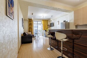 Un apartamento moderno con sala de estar, cocina y comedor.