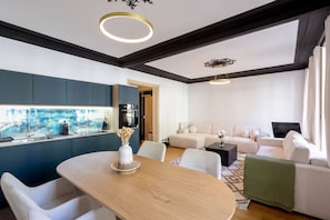 Un espacio de estar moderno con cocina, comedor y zona de estar.