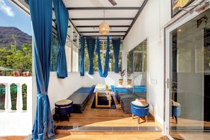 Outdoor dining - Cosmicstays Prana Zen Villa Private Pool (Mulshi)