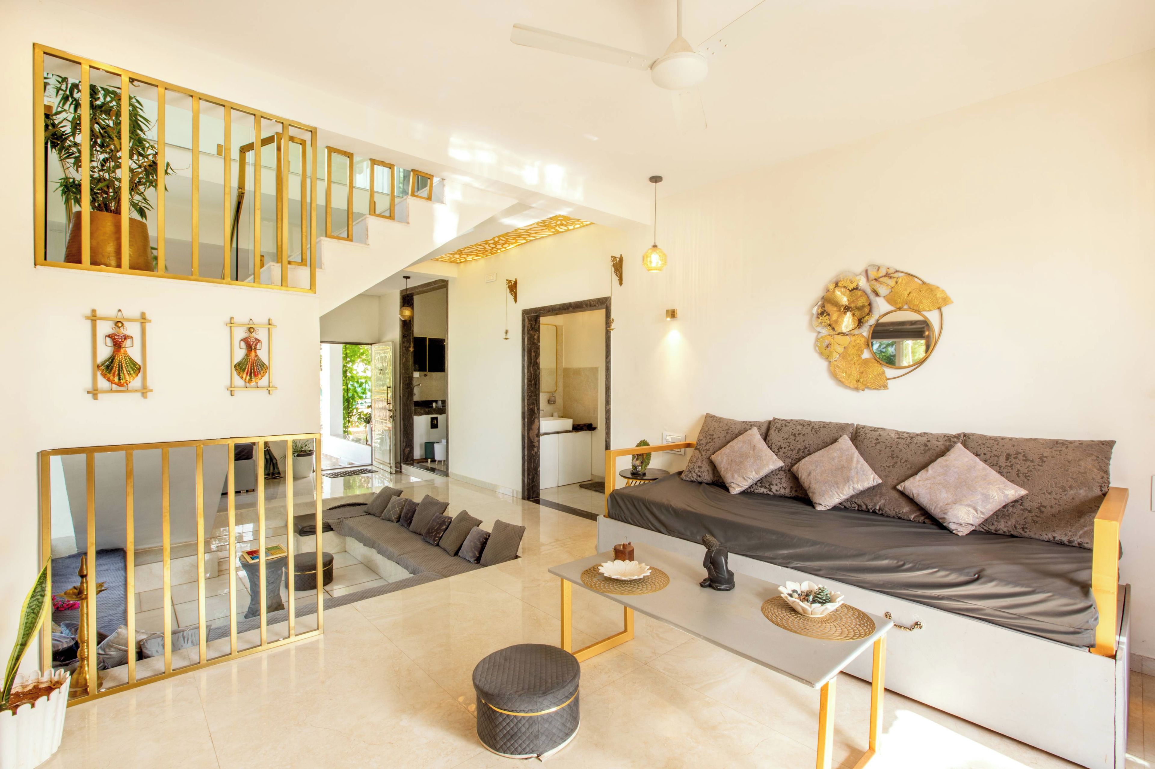 Una sala de estar moderna con un sofá, una mesita de centro y objetos decorativos.