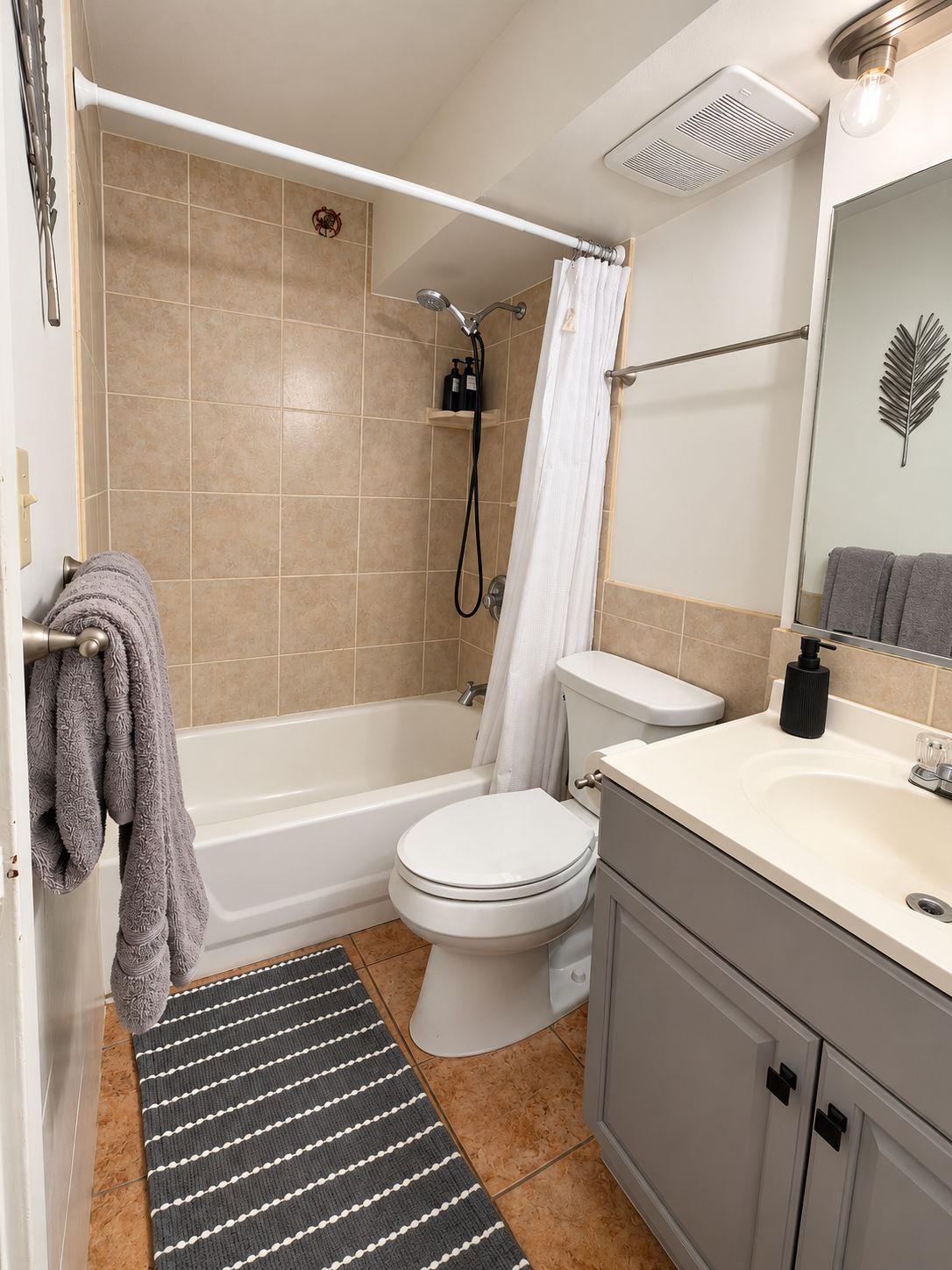 Un baño con bañera, inodoro, ducha y lavabo.