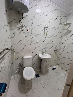 Ein Badezimmer mit Toilette, Waschbecken und Dusche.