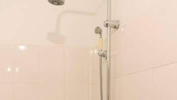 Una ducha con cabezal de ducha de mano y grifo empotrado.