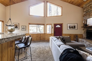 Ein gemütliches Blockhaus-Interieur mit Küche, Essbereich und Wohnzimmer.