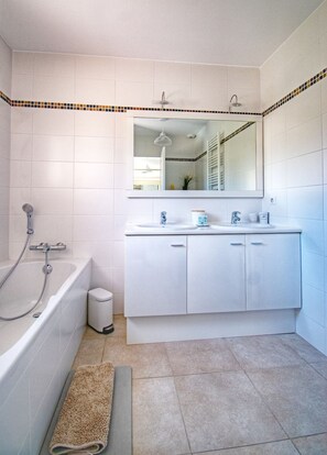 Bathroom - New Listing (Mallemort)