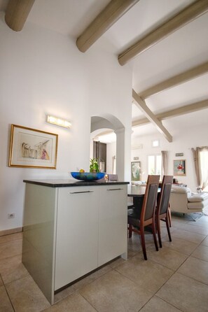 Dining - New Listing (Mallemort)