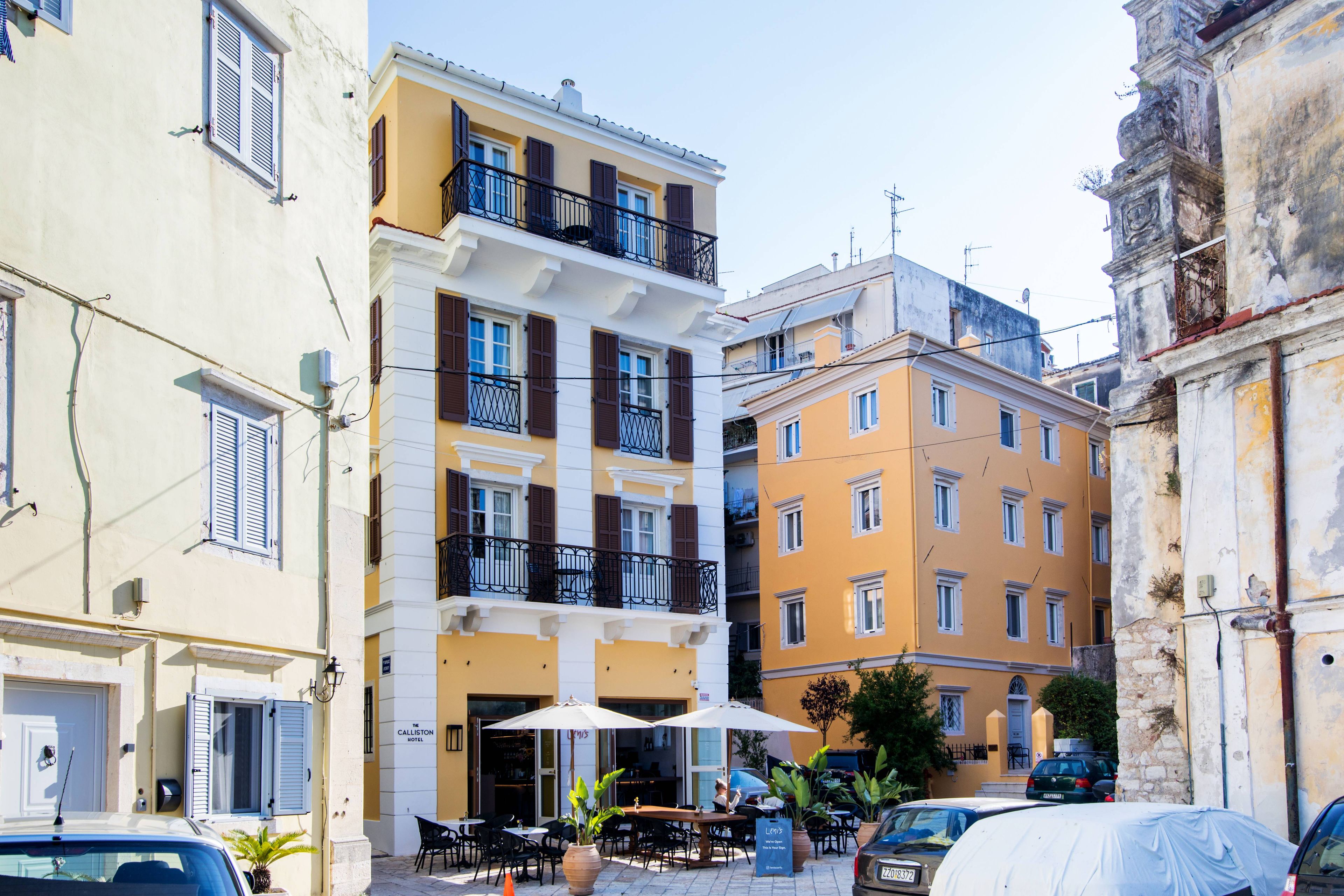 Un hotel con terraza y un cartel que dice 'The Calliston Hotel'.
