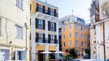Un hotel con terraza y un cartel que dice 'The Calliston Hotel'.