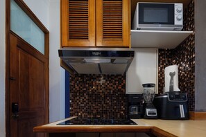 Eine Küche mit Mikrowelle, Herd und Kaffeemaschine.