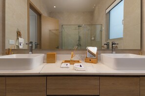 Bathroom - 🌊 3 dormitorios + habitación de servicio con baño privado · 🛏️ 8 camas · 👥 Hasta 10 huéspedes · 🛁 Jacuzzi privado · 🌴 Terraza con vista al Caribe · 🏝️ Acceso a Playa Escondida (Playa Escondida)