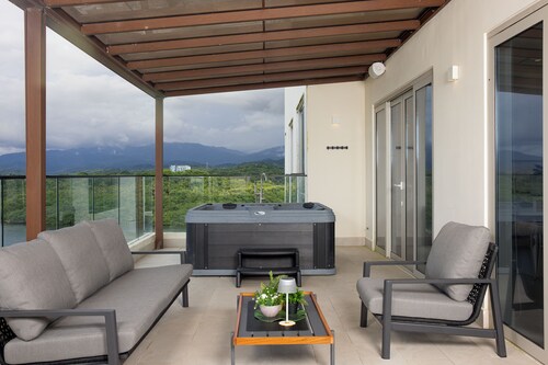 🌊 3 dormitorios + habitación de servicio con baño privado · 🛏️ 8 camas · 👥 Hasta 10 huéspedes · 🛁 Jacuzzi privado · 🌴 Terraza con vista al Caribe · 🏝️ Acceso a Playa Escondida