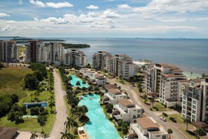 Exterior - 🌊 3 dormitorios + habitación de servicio con baño privado · 🛏️ 8 camas · 👥 Hasta 10 huéspedes · 🛁 Jacuzzi privado · 🌴 Terraza con vista al Caribe · 🏝️ Acceso a Playa Escondida (Playa Escondida)