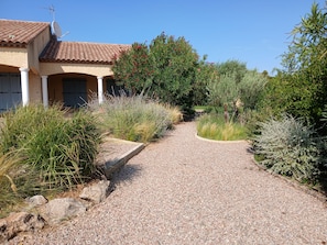A gravel pathway leading to a building with a tiled roof and columns. - Les Ecologies, friendly but private with space to enjoy the views (Cessenon-sur-Orb)