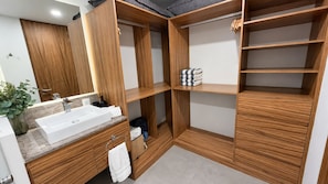 A modern bathroom with a wooden vanity, a sink, and a mirror. - Modern Providencia Loft with Pool, Gym & Coworking (Guadalajara)