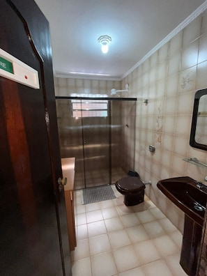 A bathroom with a shower, toilet, and sink. - Alessandra Ribeiro Squaiella (Caraguatatuba)
