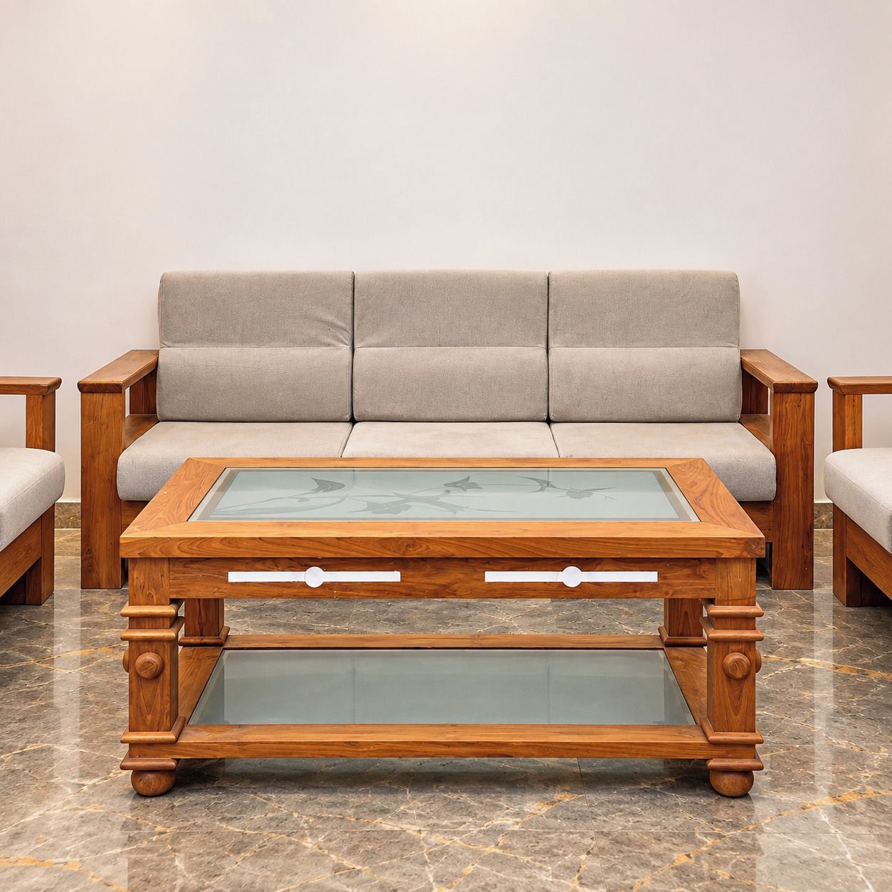 Una sala moderna con un sofá, una mesa de centro de madera y mesitas auxiliares a juego.