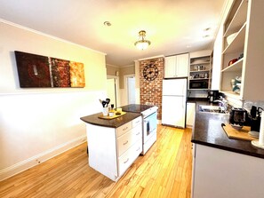 Private kitchen - Charming Loyalist Home Uptown Saint John (Saint John)