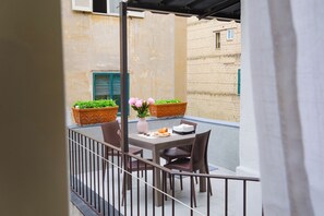 Outdoor dining - New Listing (Napoli)