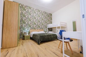 Room - New Listing (Napoli)