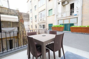 Outdoor dining - New Listing (Napoli)