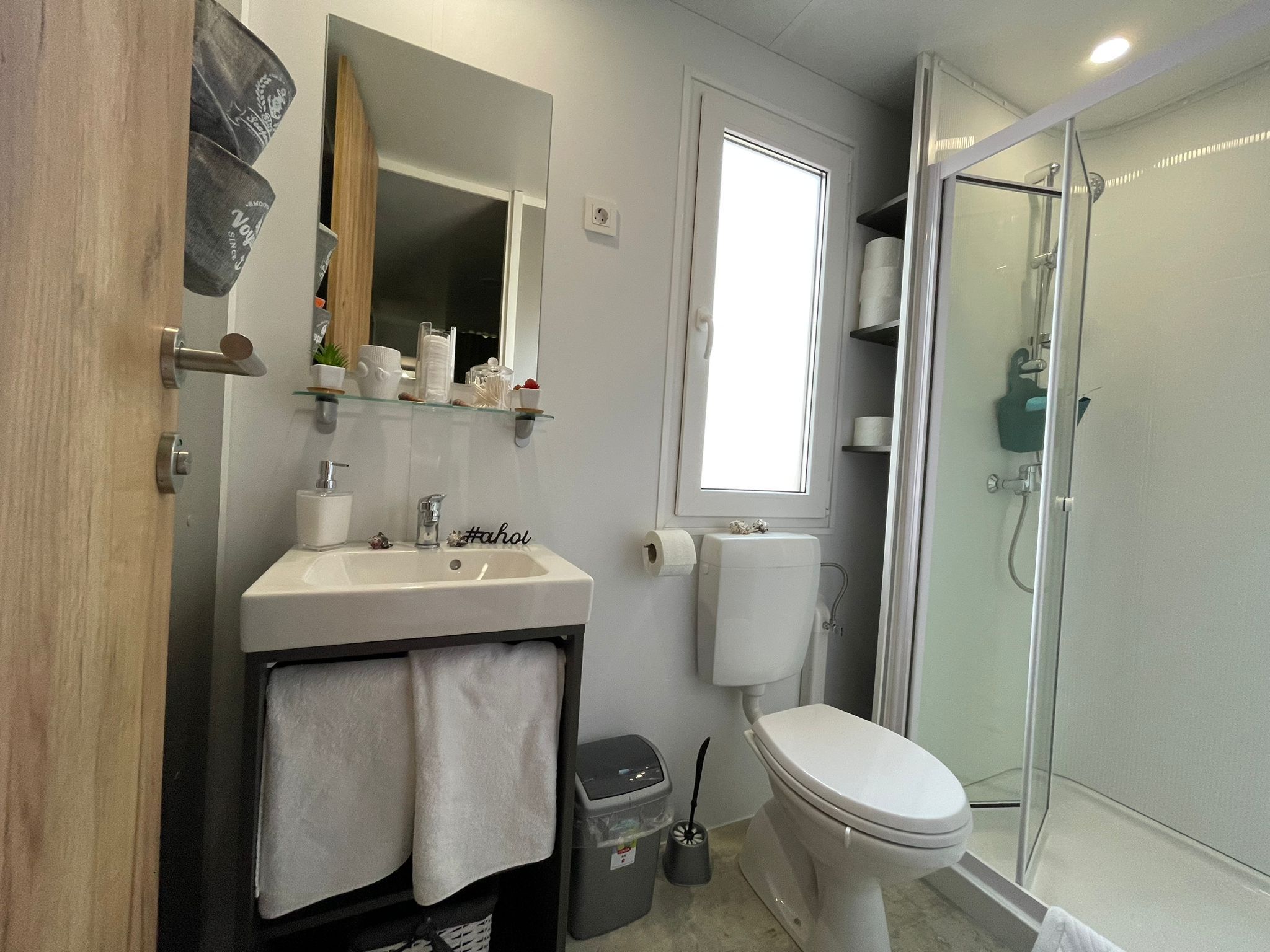 Un baño con inodoro, lavabo y ducha.