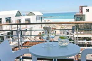 Outdoor dining - Welcoming 1-bedroom apartment in vibrant Eden on the Bay (Cape Town)
