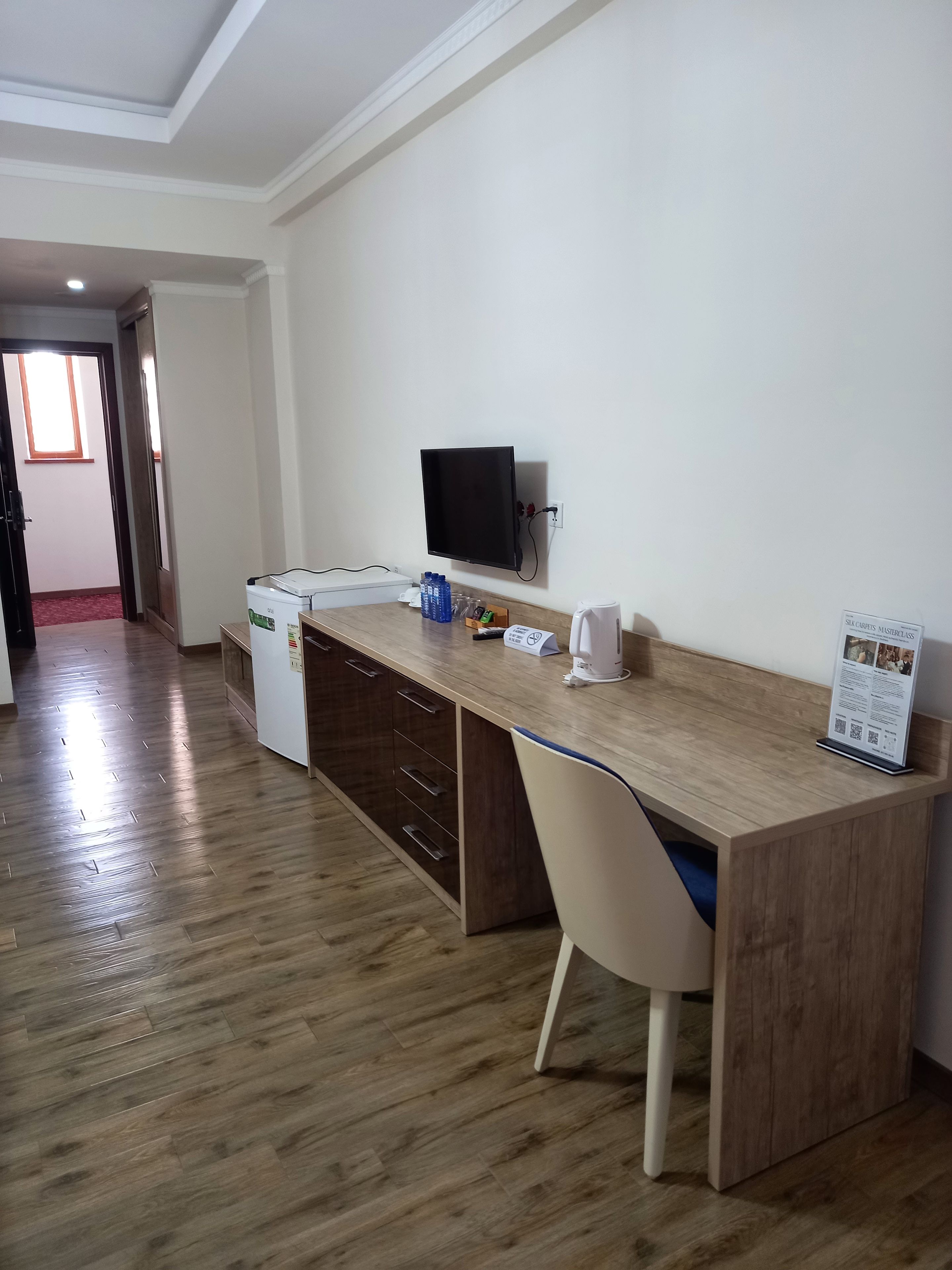 Una cocina moderna con encimera de madera, microondas integrado y cafetera.