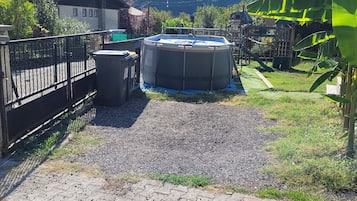 Un quartier résidentiel doté d’une allée pavée, d’une piscine et offrant une vue sur une chaîne de montagnes.