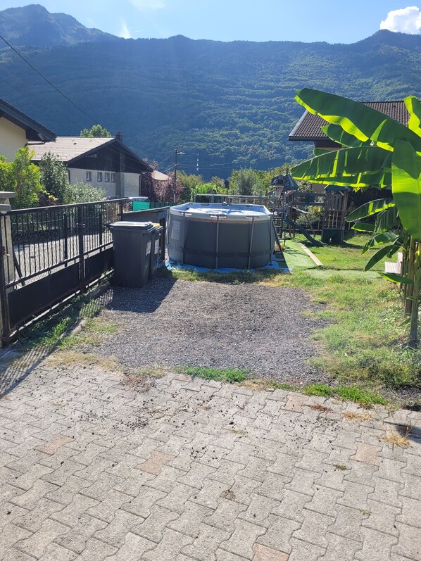 Un quartier résidentiel doté d’une allée pavée, d’une piscine et offrant une vue sur une chaîne de montagnes.