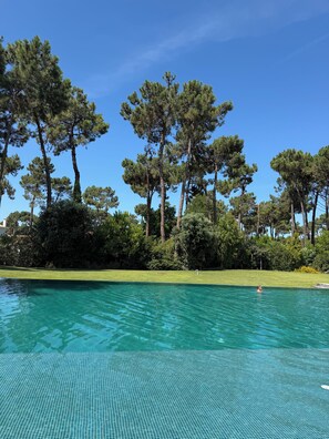 Pool - Luxury New Lisbon/Beach Villa-3 bd, 4 bth, Jacuzzi, Fireplaces, Heated Salt Pool (Setúbal)