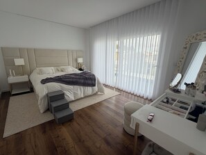 Room - Luxury New Lisbon/Beach Villa-3 bd, 4 bth, Jacuzzi, Fireplaces, Heated Salt Pool (Setúbal)