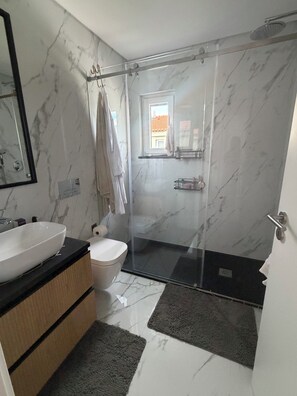 Bathroom - Luxury New Lisbon/Beach Villa-3 bd, 4 bth, Jacuzzi, Fireplaces, Heated Salt Pool (Setúbal)