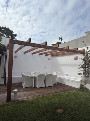 Outdoor dining - Luxury New Lisbon/Beach Villa-3 bd, 4 bth, Jacuzzi, Fireplaces, Heated Salt Pool (Setúbal)
