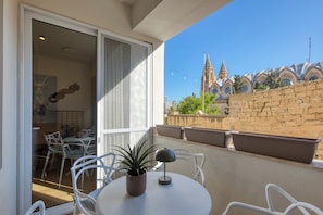 Outdoor dining - Stylish 3BdRm+3BathRm Near Balluta Bay, St Julians - fully airconditioned (St. Julian's)