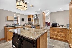 Private kitchen - Honeysuckle Lodge, This one-bedroom barn conversion sleeps 2. (Mydroilyn)