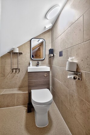 Bathroom - Honeysuckle Lodge, This one-bedroom barn conversion sleeps 2. (Mydroilyn)