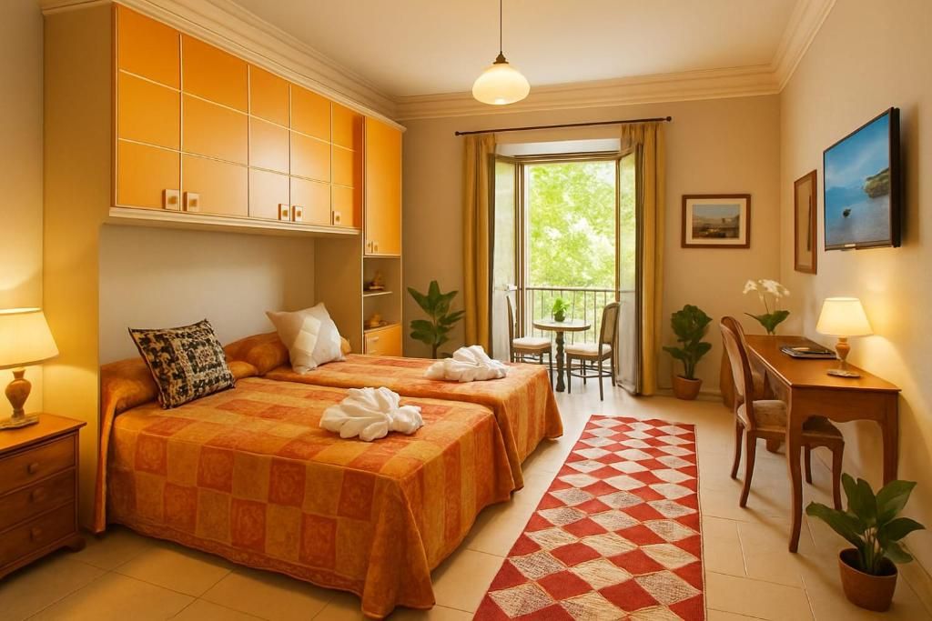 Een hotelkamer met twee bedden, een zithoek en een balkon met uitzicht.