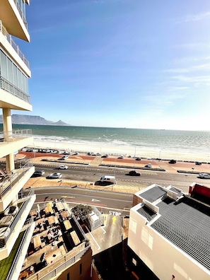Un edificio de gran altura con vista a la playa y al océano.