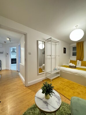 Room - Brick Lane City Stay | Spacious Flat Sleeps 6 (London)